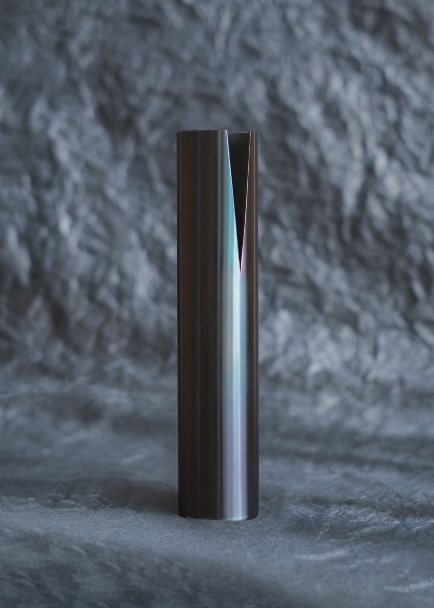 Slit Vase / EN Neon Satin